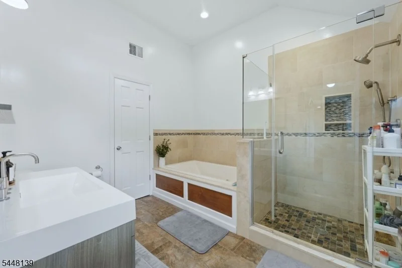 Photo of 102 Mortimer Ave