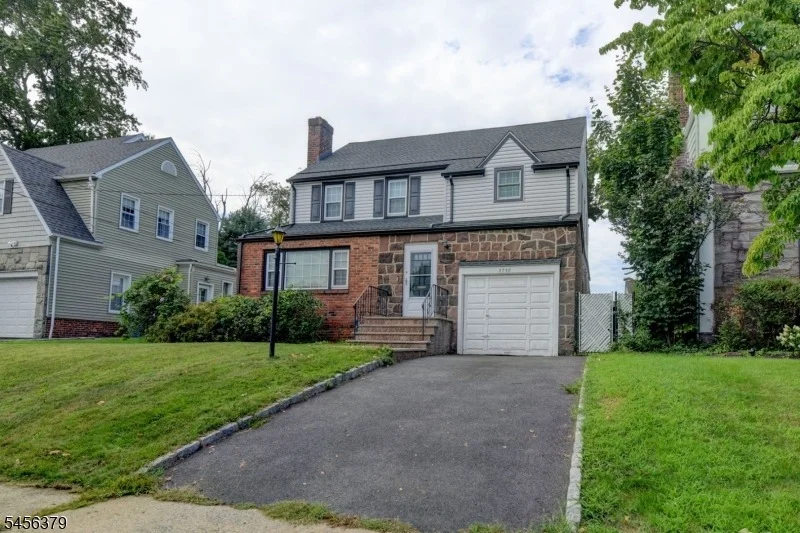 Photo of 2758 Larchmont Rd