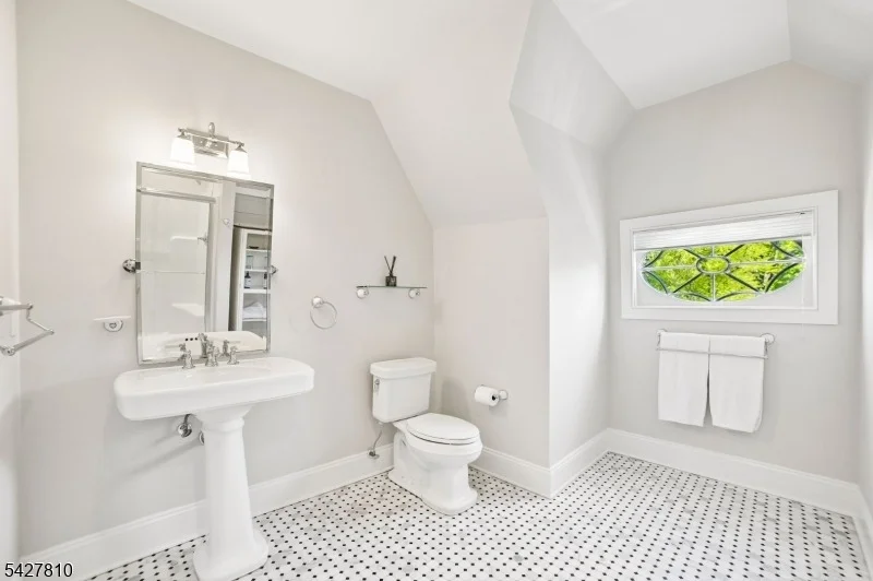 Photo of 77 Kent Place Blvd