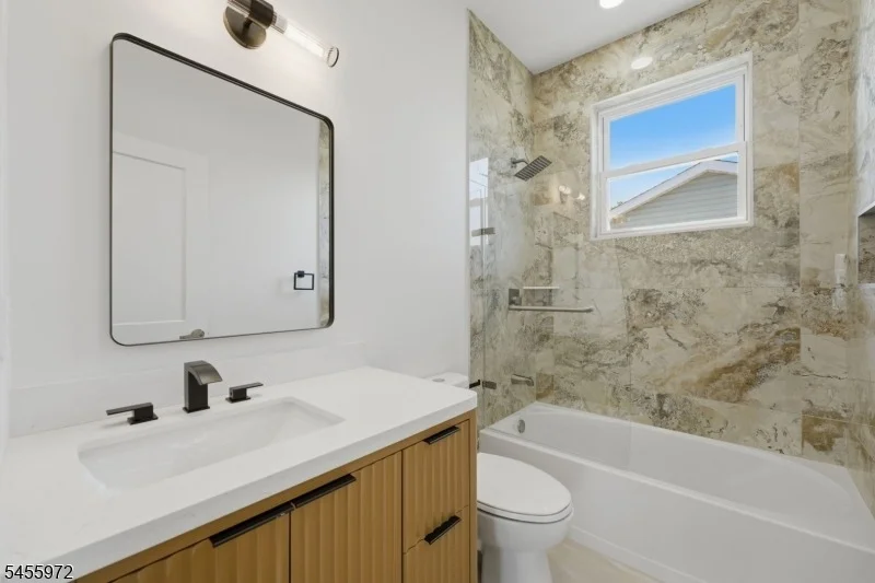 Photo of 588 Maple Ave