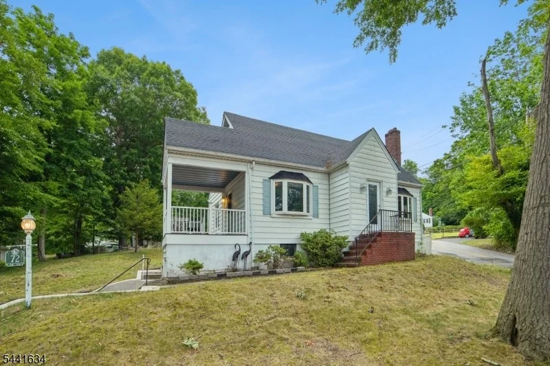 Photo of 72 Lake Dr East