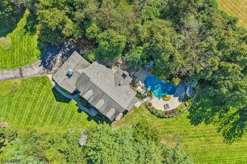Photo of 5 Chesterfield Dr