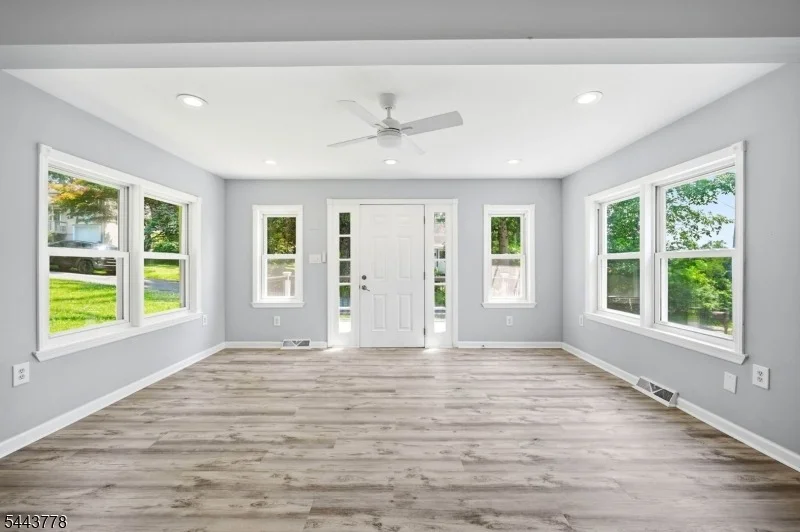 Photo of 82 Fairview Dr