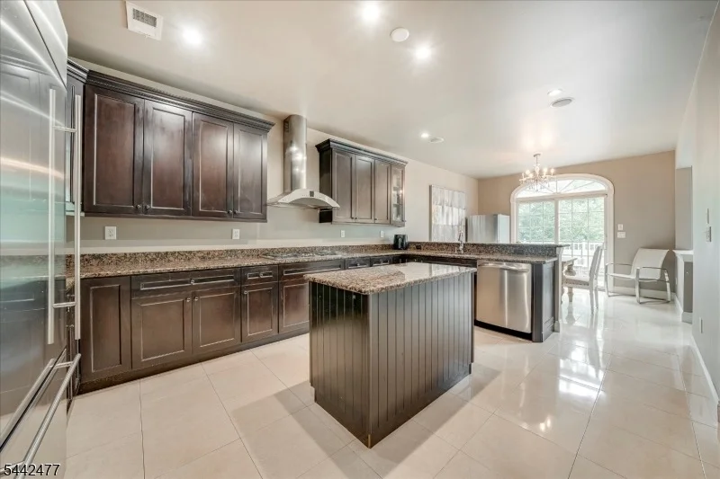 Photo of 21 Whitbay Dr