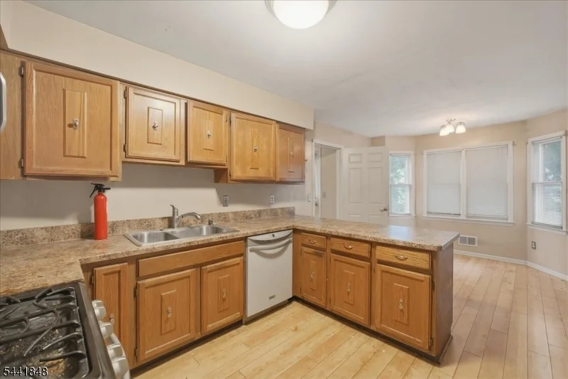 Photo of 28 Amherst Ct