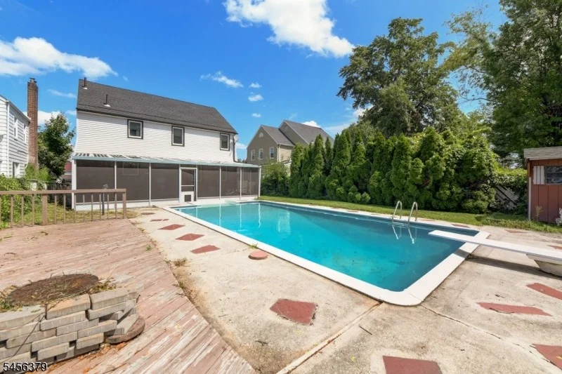 Photo of 2758 Larchmont Rd