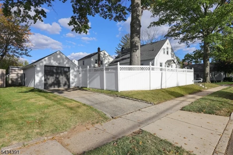 Photo of 934 Moessner Ave
