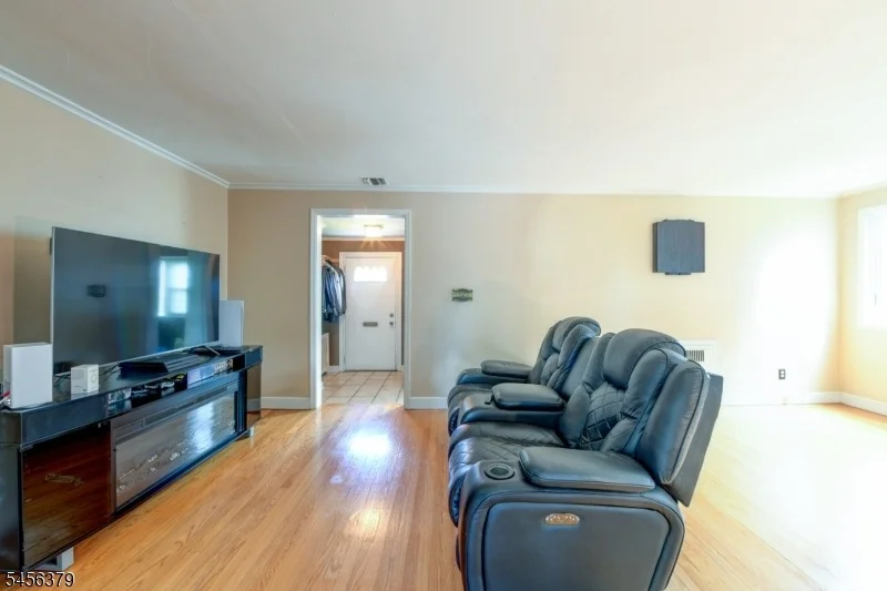 Photo of 2758 Larchmont Rd