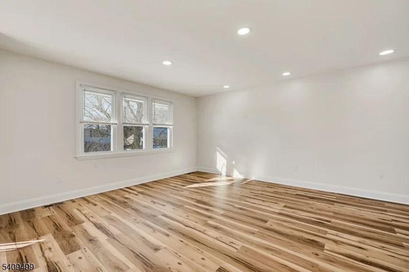 Photo of 33 Sycamore Dr