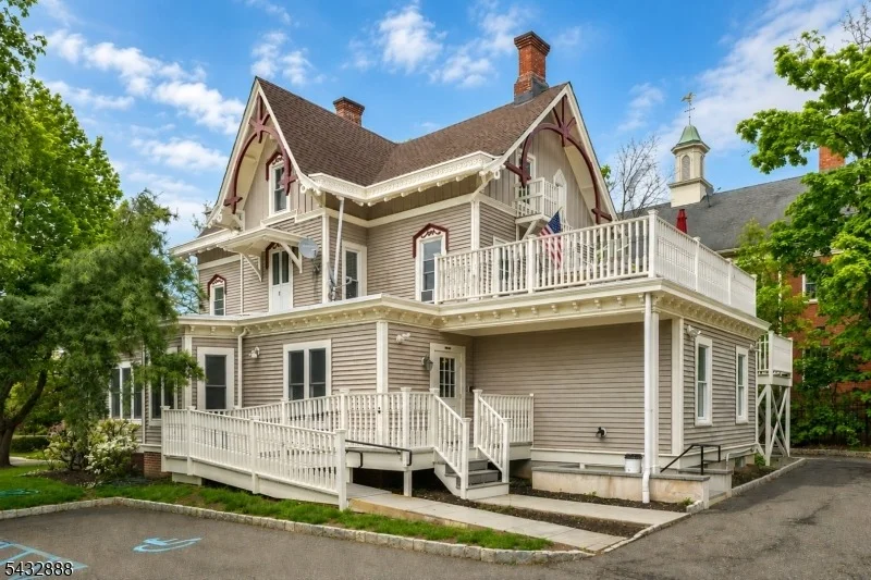 Photo of 331 Main St