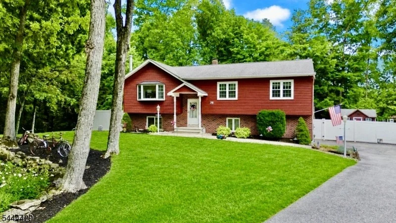 Photo of 35 Deerfield Dr