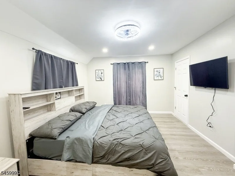 Photo of 160 River Rd