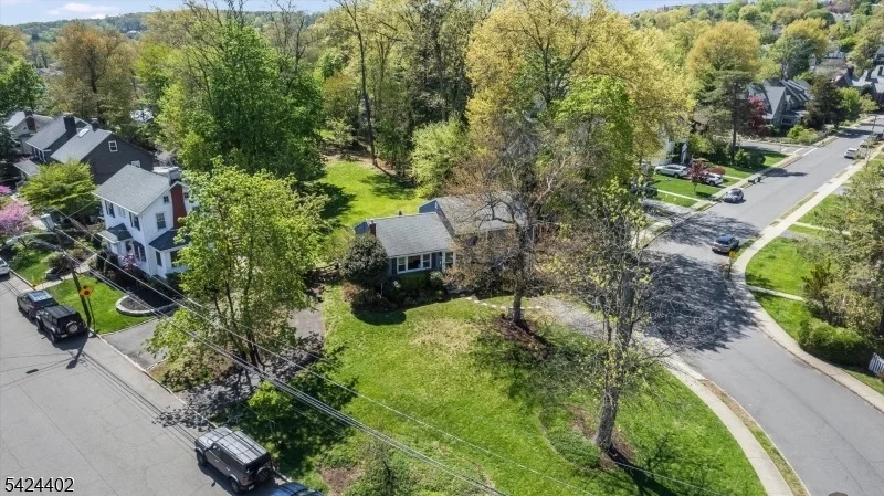 Photo of 30 Bellaire Dr