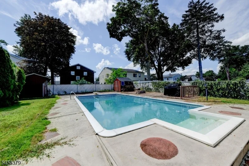 Photo of 2758 Larchmont Rd