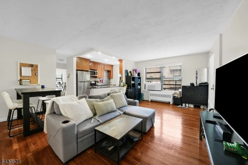 Photo of Unit 4E at 130 Orient Way