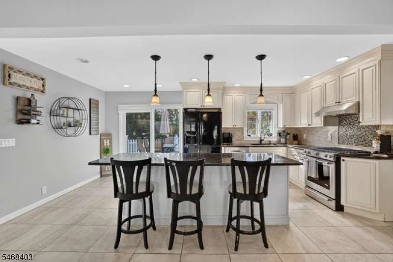 Photo of 6 White Oak Ln