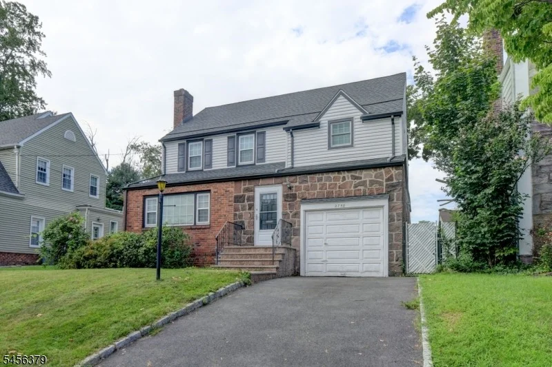 Photo of 2758 Larchmont Rd