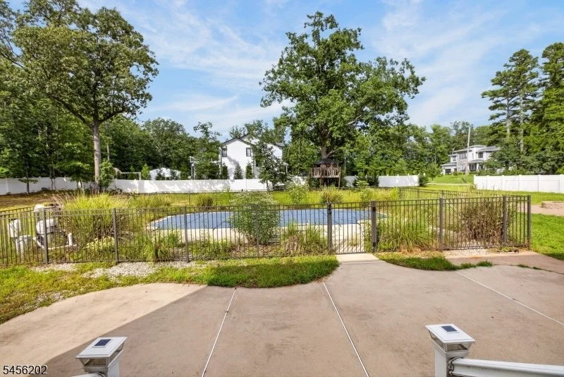 Photo of 893 Lakehurst Ave