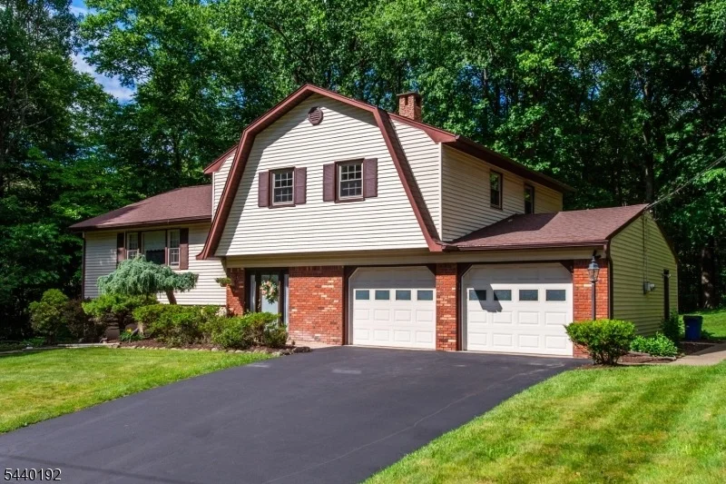 Photo of 27 Dewey Dr
