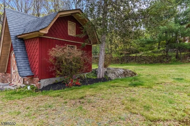 Photo of 6 Seabert Ln