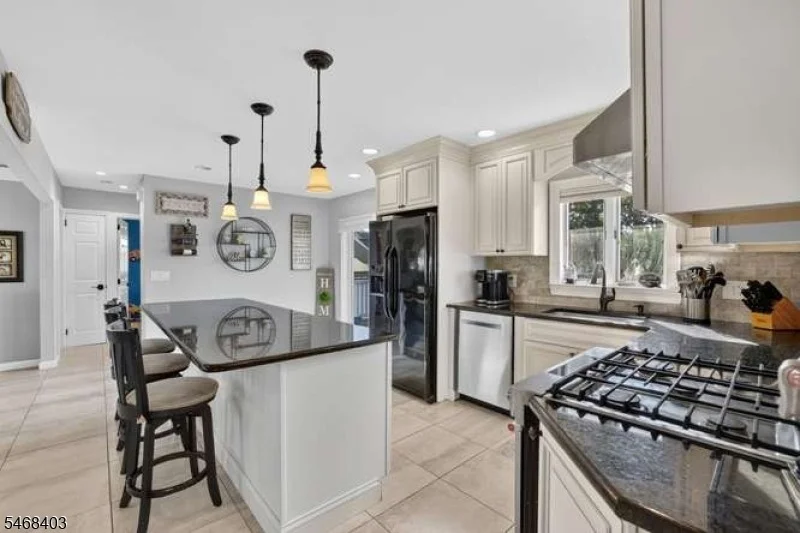 Photo of 6 White Oak Ln