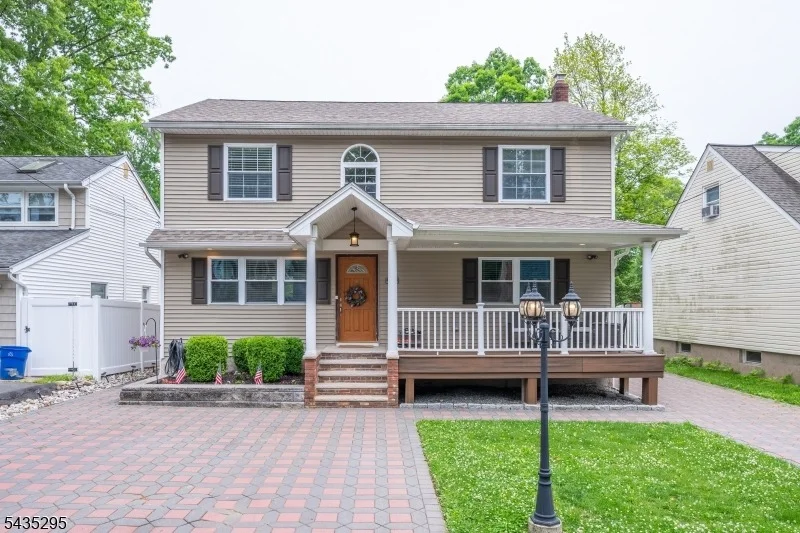 Photo of 136 Redwood Ave