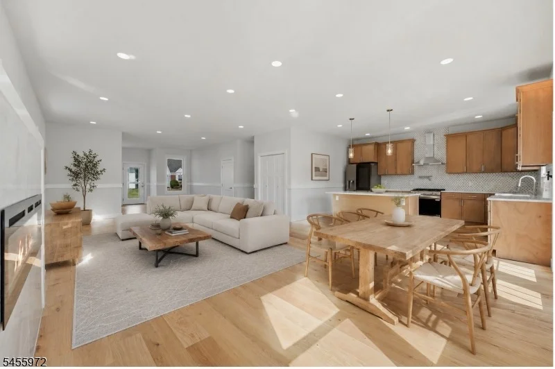 Photo of 588 Maple Ave