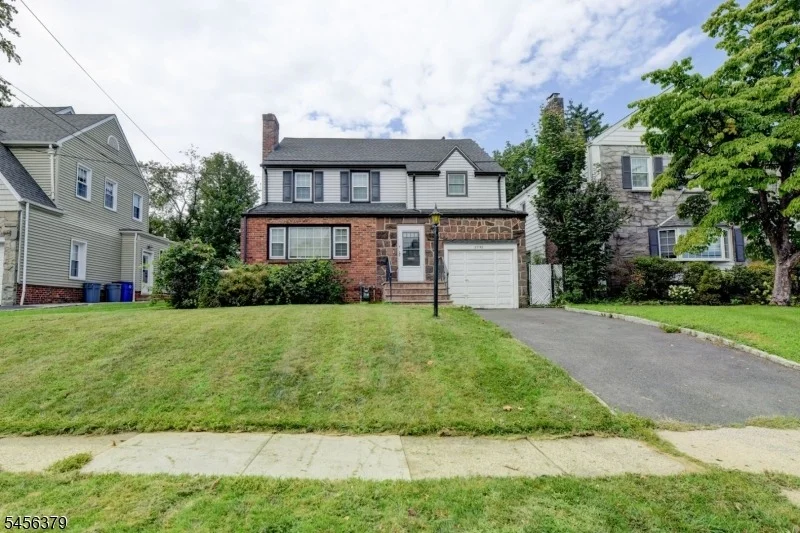 Photo of 2758 Larchmont Rd