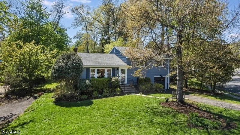 Photo of 30 Bellaire Dr