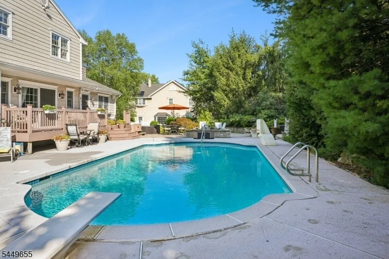 Photo of 9 Pitcairn Dr