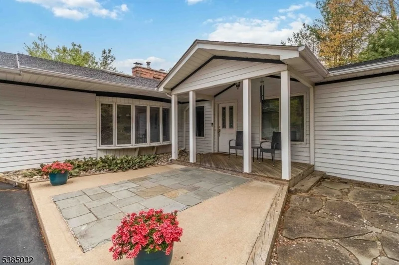 Photo of 6 Seabert Ln