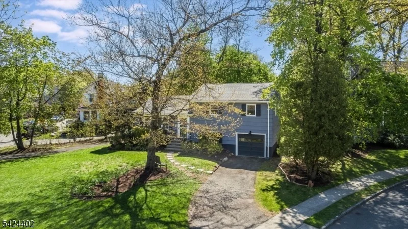 Photo of 30 Bellaire Dr