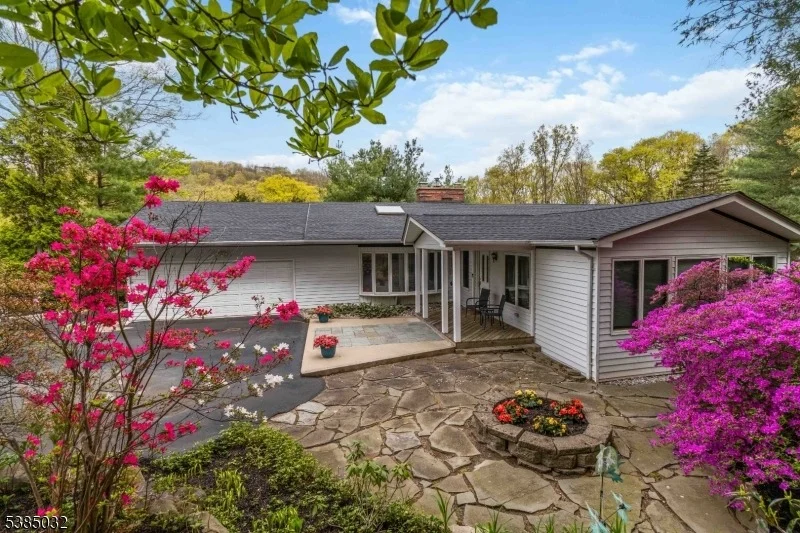 Photo of 6 Seabert Ln