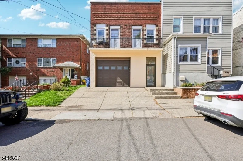 Photo of 390 Delano Pl
