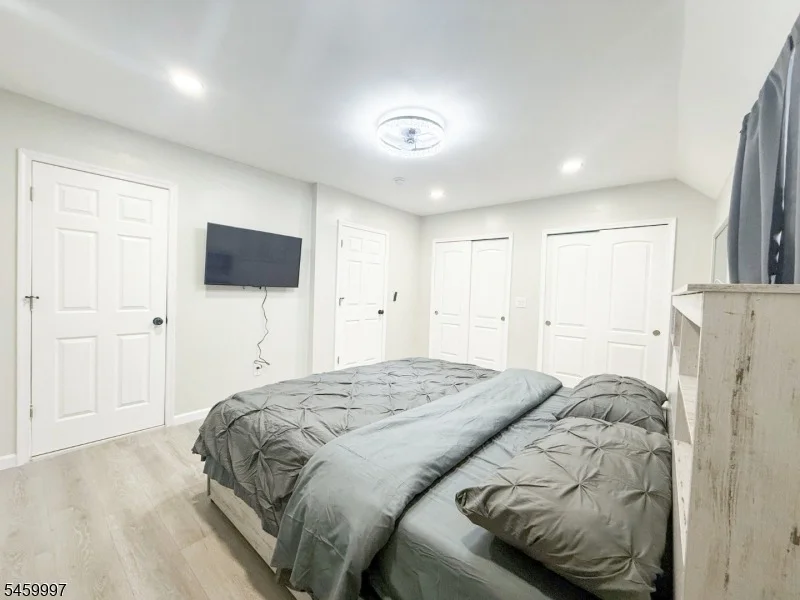 Photo of 160 River Rd
