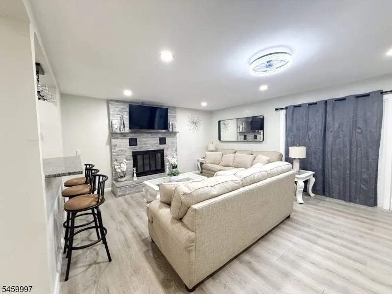 Photo of 160 River Rd