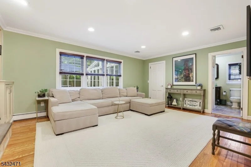 Photo of 7 Pontiac Dr
