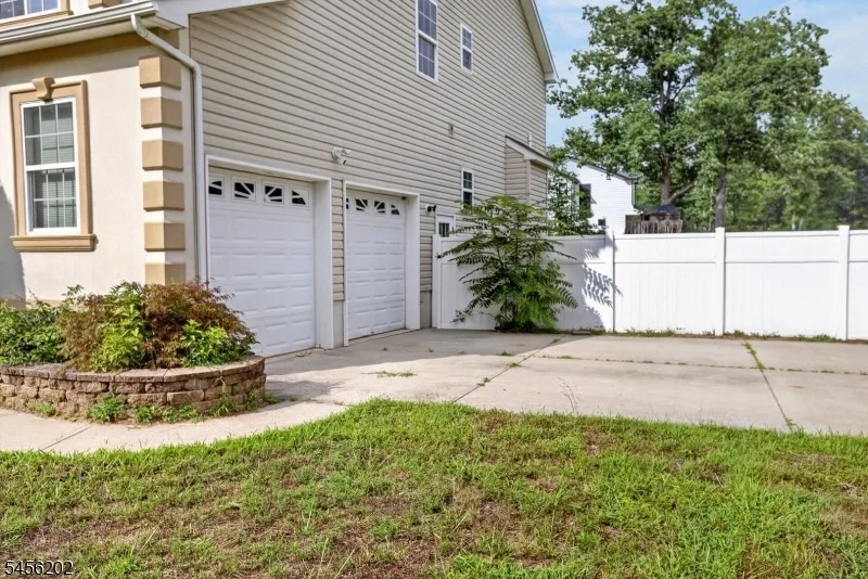 Photo of 893 Lakehurst Ave
