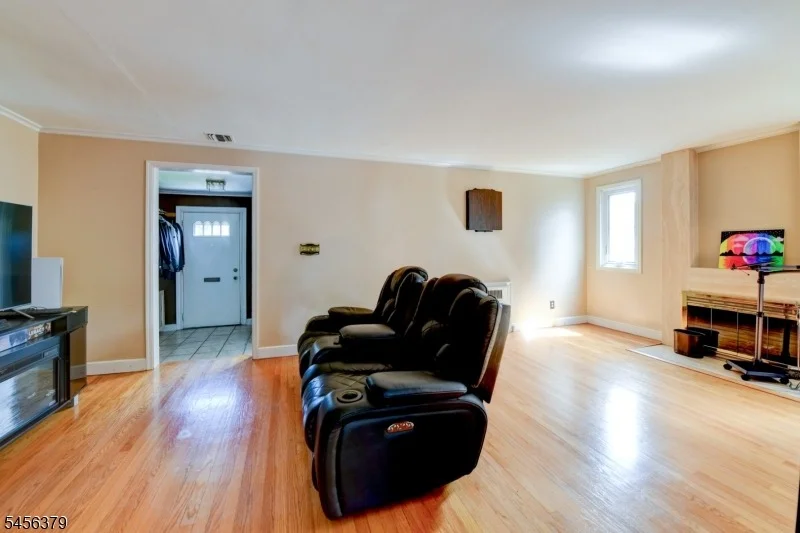 Photo of 2758 Larchmont Rd
