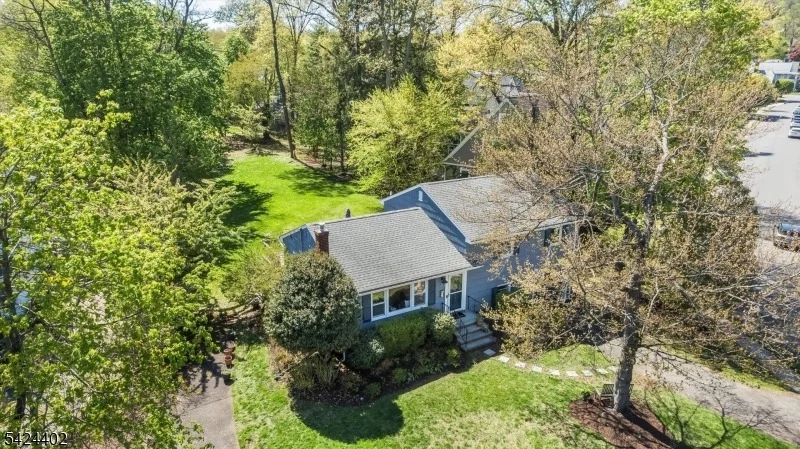 Photo of 30 Bellaire Dr