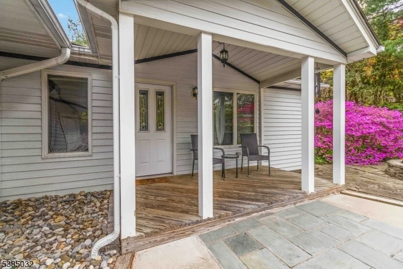 Photo of 6 Seabert Ln