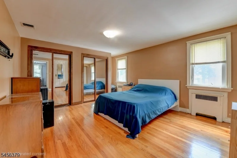 Photo of 2758 Larchmont Rd