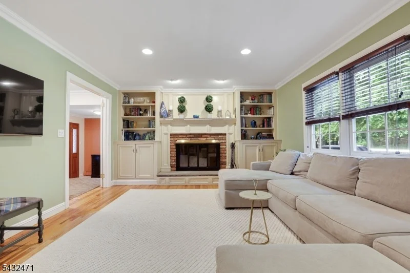 Photo of 7 Pontiac Dr