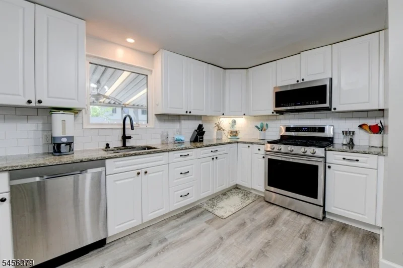 Photo of 2758 Larchmont Rd