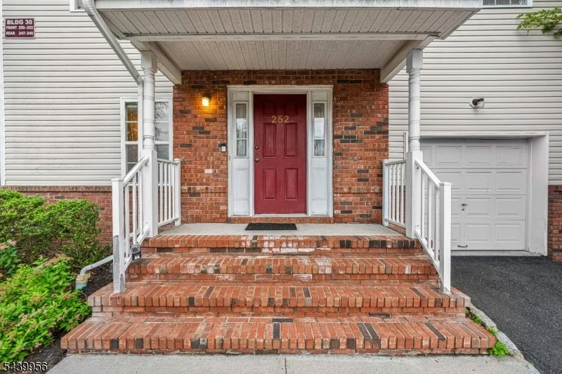 Photo of 252 Moonlight Dr