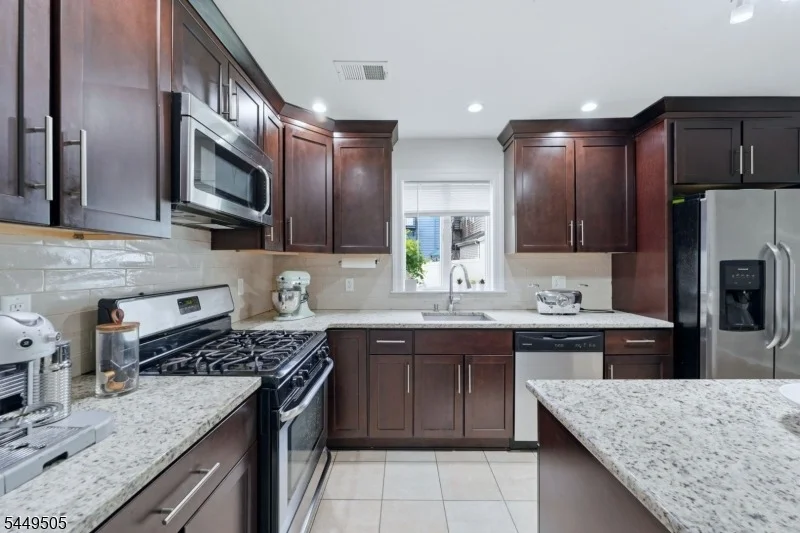 Photo of 647 Devon St