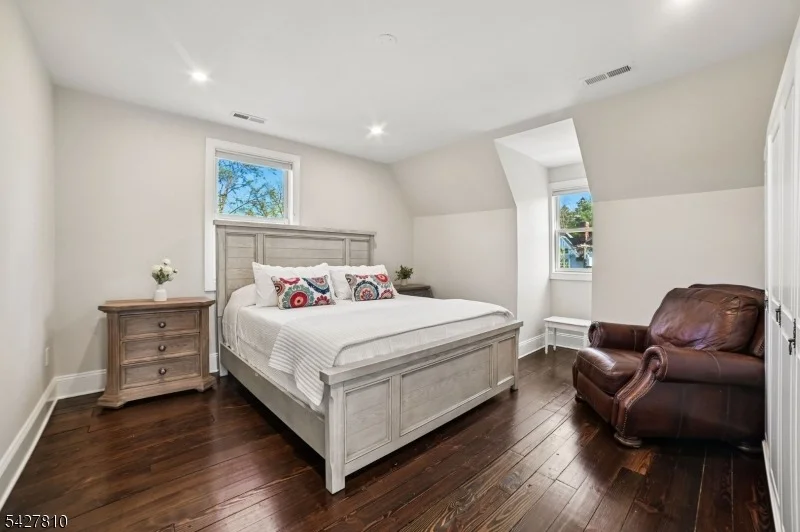 Photo of 77 Kent Place Blvd