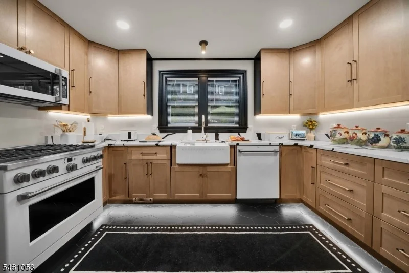 Photo of 901 Belvidere Ave