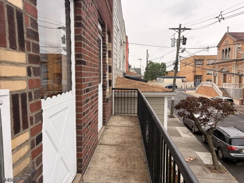 Photo of 390 Delano Pl