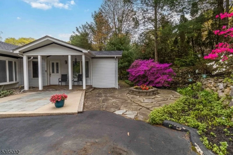 Photo of 6 Seabert Ln